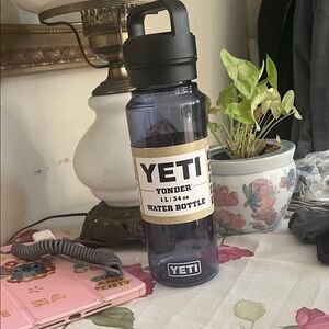 Yeti Yonder 1L Water Bottle - Smoky Translucent Gray with Black Lid